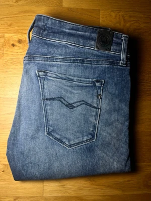 Replay Jeans anbass - Tja, säljer nu ett par riktigt feta replay jeans🔥| Skick: 9/10 | W28 | Pris: 449🌟✅| Tveka inte att höra av er vid fler bilder eller frågor😊| Glöm inte att priset alltid är diskuterbart😉