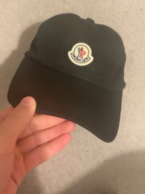 Moncler keps - Snygg  Moncler keps fraktar samma dag eller dagen efter 