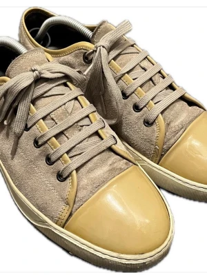 Lanvin Toe Cap - Snygga Lanvin Toe Cap i beige mocka med matchande beige gummitå och detaljer. Skorna har beige snörning och en vit sula med diskret rand. Perfekta för dig som gillar en stilren och avslappnad look.
