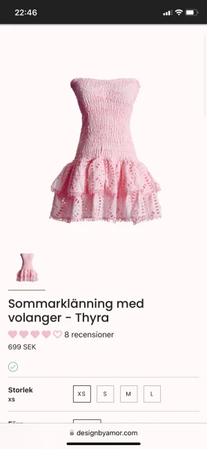 Rosa sommarklänning med volanger - Söt rosa kortklänning från Design by Amor. Klänningen är axelbandslös med smockad överdel och volangig kjol i lätt, luftig bomull. Perfekt för varma dagar och har en romantisk känsla med sina fina detaljer. Andvänd endast en gång, ny pris 699kr