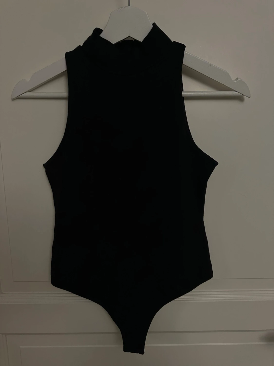 Svart ärmlös body med hög krage - 1