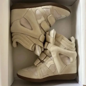 Isabel marant skor beige - Isabell marant skor beige , kommer i helt ny skick , tyvärr utan låda , kom med frågor eller funderingar