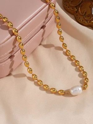 Sötvattenspärlor Halsband i Stål med 18K Guld, Vattentåligt -SCARLETT - Smycket är hypoallergent och vattentåligt – perfekt för daglig användning, även i dusch, träning eller på resa och är lämpliga även för känslig hud. Smyckets pärlor består av äkta sötvattenspärlor. Varje pärla är unik – eftersom de är naturliga har de variationer i form och yta och vissa kan ha svagt gulaktiga nyanser.  Material: Rostfritt stål Plätering: 18k pvd guldplätering Pärlor: Äkta sötvattenspärlor Längd: 42+6 cm Vikt: 8-9 g