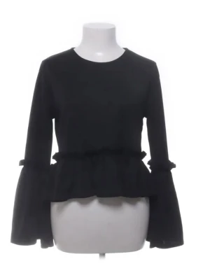 Långärmad top - Svart topp från Boohoo i storlek M, köpt via sellpy. Supersnygg modell med utsvängda ärmar med volanger. Materialet är väldigt mjuk och skönt, den sitter bekvämt och funkar lika bra till vardag som på fest. Toppen är i väldigt bra skick.   Säljer endast eftersom jag inte använt den så mycket och vill rensa garderoben.  
