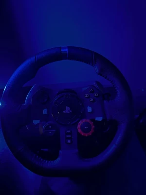 Logitech G racerratt och pedaler PS - 🎮🔥 Logitech G29 – komplett racingpaket Säljer en Logitech G29 ratt med pedaler och manuell växellåda (shifter). Allt fungerar felfritt och är i mycket bra skick. Ger riktigt realistisk känsla med force feedback – perfekt för sim racing. (PRISET GÅR ATT FÖRHANDLA) Kan skicka video när ratten startar och kalibrerar (snurrar) som bevis på att allt funkar. Passar PS4, PS5 och PC. Bara att koppla in och köra!