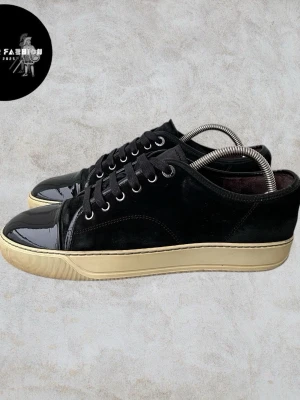 Lanvin skor med glans - Lanvin skor med glans. Finns några mindre defekter på cap toen kontakta mig för mer info. I övrigt fint skick och mycket kvar att ge. Storlek 6 motsvara ungefär storlek 40/40.5. Fråga gärna om innermått vid osäkerhet! Endast skor ingår!                                                                           ~                                                                                         Nypris 4000-6000 kr | Vårt pris: 1796 kr                     Alla följare får rabatt, så följ!