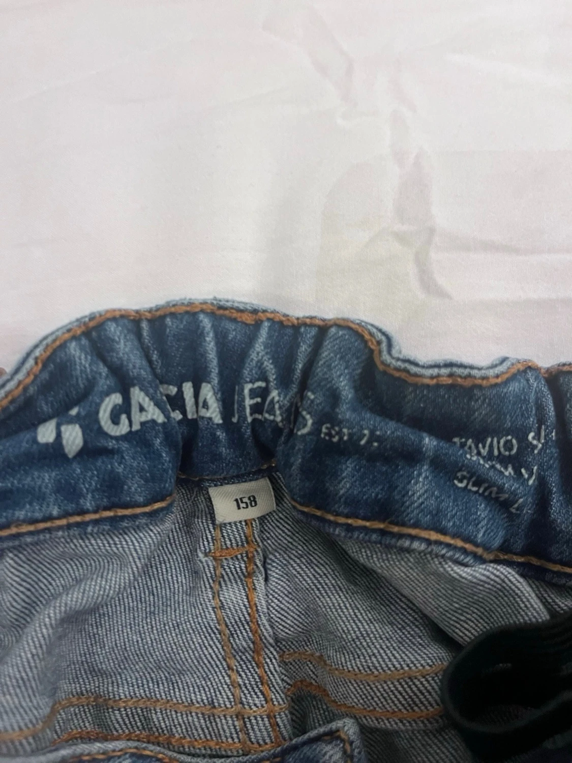 Blå jeans från Garcia med läderpatch - 3