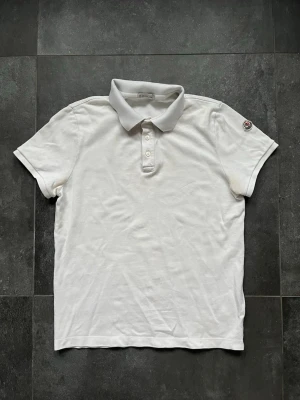 Moncler pike  - Tjena, säljer nu denna riktigt snygga och populära Moncler pikeen, den är i bra skick utöver lite gulnad i armhålorna, storlek S, självklart äkta, hör av er vid frågor och funderingar🙌🤝 