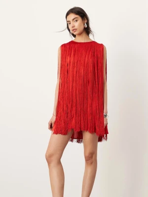Röd fransklänning med ärmlös design - Supercool röd kortklänning med långa fransar som ger en riktigt statement-look. Ärmlös modell med rund halsringning och loose passform. Perfekt för dig som vill sticka ut och älskar unika detaljer. Passar för strl 36.