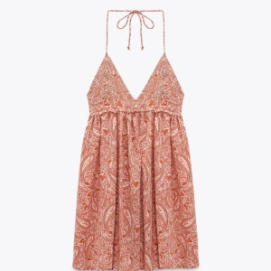  sommarklänning - Säljer en jättesöt sommarklänning med fint mönster. Den är slutsåld och från Zara. Knappt använd! 