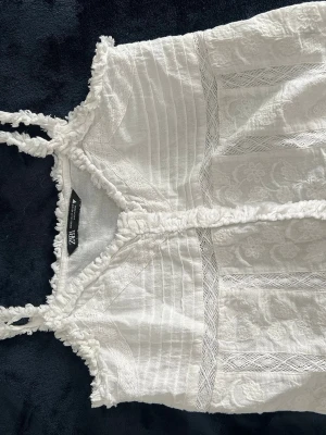Vit spetsdetaljerad linnetopp Zara - Supersöt vit linnetopp från Zara med spetsdetaljer