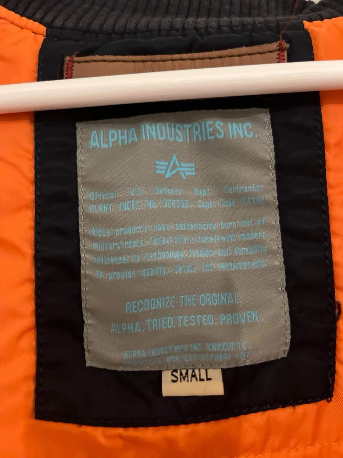 Alpha Industries Mörkblå bomberjacka med orange foder - 2