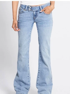 Blå bootcut jeans med broderade fickor - Snygga ljusblå lågmidjade bootcut jeans med broderade detaljer på bakfickorna och råa kanter längst ner. Klassisk femficksmodell och normal passform. Perfekta för dig som vill ha en avslappnad men trendig look. Köpta från Lager 157, använt en gång 🩵