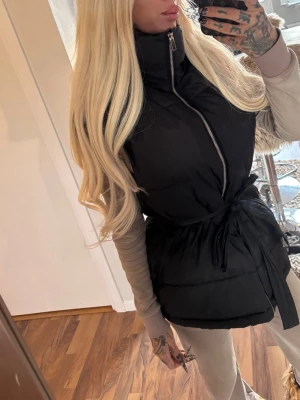 Svart väst  - Svart väst, tvättad så ”dunet” ligger lite ”korvigt” & blev lite tunt, därav det billiga priset 🌸 • Instagram: Ginise  