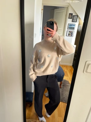 Beige stickad tröja med paljettstjärnor - Säljer en beige stickad tröja från Gina Tricot med glittriga paljettstjärnor i silver på framsidan. Tröjan har rund halsringning och ribbade muddar vid ärmslut och nederkant. Perfekt för dig som vill ha något extra till din vardagsstil. Passar xs💞