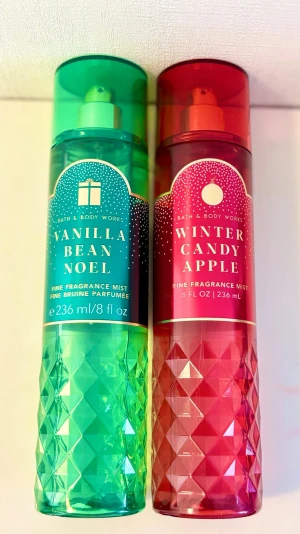 Bath & Body Works doftmist duo - Säljer ett set med två ljuvliga ikoniska dofter från Bath & Body Works. Innehåller dofterna Vanilla Bean Noel och Winter Candy Apple. Perfekt för den här tiden på året! Varje flaska är 236 ml. Kvarvarande mängd syns på bild. Givetvis förvarade mörkt, torrt och svalt.