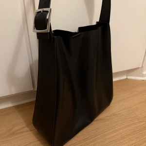 Nakd läderväska  - En snygg väska i läder från NAKD