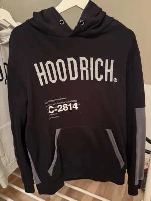 Svart Hoodrich hoodie/sweater - Säljer en svart Hoodrich hoodie i storlek L, är använd några gånger men inga hål osv. Snörerna drog jag av men är i mycket bra skick.