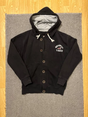 Vintage Hollister Cardigan Med Knappar - Säljer denna snygga & sällsyns Hollister Cardigan | Storlek S | Mycket bra skick | Modell 175cm, 68kg | Hör av vid funderingar och priset kan diskuteras!