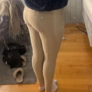  Ridbyxor - Maya Delorez - Säljer ett par beige ridbyxor från Maya Delorez. Knappt använda, Storlek M💖