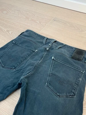 Replay Anbass gråa jeans, W29 - Säljer ett par Replay Anbass jeans i mörkgrå färg. Storlek W29 och L32, i ett mycket bra skick. Fraktar inom 24h. Hör gärna av er vid frågor!