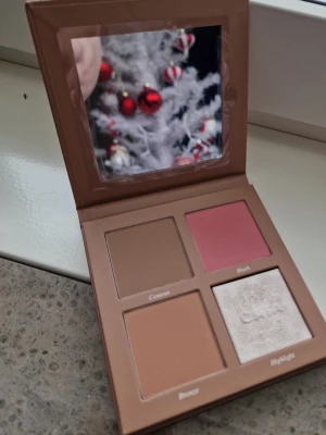 Caia face palette Sassy - OBS. Jag kan fixa fri frakt, kontakta mig innan köp. Caia Face palette Sassy. Endast highlightern är testad, resten av paletten är ny.