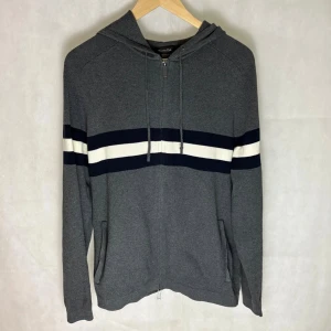 Massimo dutti ziphoodie  - Modellen är 185. Upplevs liten i storlek 