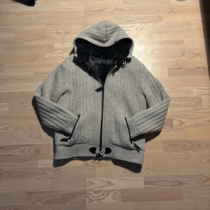 Fodrad päls jacka  - Perfekt jacka för kyligare dagar | Varm och mjuk | Storlek L | Vid minsta lilla fråga är det bara att kontakta oss!📲