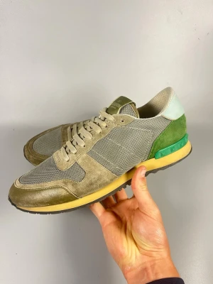 Valentino rockrunners 42  - Valentino rockrunners i storlek 42. Inget og tillkommer. Äkta såklart! Inga större defekter, och perfekta skor för vintern och resten av året 🙏