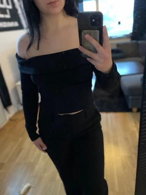 Svart offshoulder tröja - Svart offshoulder topp med långa ärmar. Toppen har en bred kant över axlarna och sitter tight över kroppen🖤storlek M men känns som en S/M
