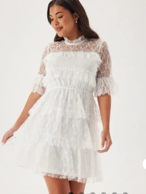 Vit spetsklänning - En supersöt vit klänning perfekt till studenten!💕 Testade en gång men den var inget för mig så den är i otroligt bra skick, ny pris 699 🥰