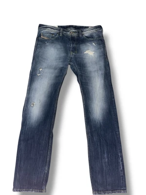Diesel Larkee jeans - Säljer ett par blå jeans med baggy passform och snygga slitningar på framsidan. Jeansen har klassisk femficksdesign, normal midja och är gjorda i tåligt denim. Perfekta för dig som gillar en avslappnad och archive stil. Storlek w33 l32 Bara att höra av er vid funderingar, MVH Holmbergs. OBS PRISET EJ HUGGET I STEN GÅR ATT DISKUTERA!!!🔥