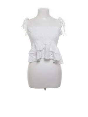 Vit topp från Meet x Tiger - Supersöt vit topp från Meet x Tiger med smockad överdel, knytband på axlarna och dubbla volanger nedtill. Den är köpt på sellpy men säljer då den inte kommit till användning. Pris kan diskuteras🩷