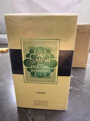 Oud Al Kharafi Caliph Parfym - Eau de Parfum med lyxig design och orientalisk känsla. Volym: 80 ml. Perfekt för dig som vill sticka ut med en unik flaska och exklusiv vibe.