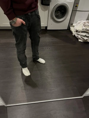 Ett Par Feta Jeans Från NudieJeans - Nudie Jeans i modellen Grim Tim. Storleken är W32/L34, de är dock uppsydda och sitter ungefär som 32/32. De är i ett väldigt fint skick med snygg mörk wash och minimala tecken på användning. Klassisk slim fit-modell som funkar till allt. Hör av dig vid minsta lilla fundering😊