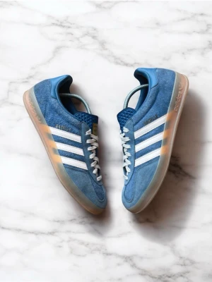 Adidas gazelle sneakers -  Ett par tvär feta adidas gazelle sneakers i en blå unik färg som aldrig är använda. Sitter storlek 41. Hör av dig vid minsta fundering och jag fraktar alltid en till två dagar efter beställningen! Please kan diskuteras vid snabb affär. Höga priset beror på att modellen och färgen inte säljs längre, vilket gör dem extremt unika!