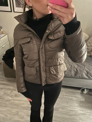 INTRESSEKOLL!!!!! Brun/Beige jacka från +J - INTRESSEKOLL på denna brun/beiga pufferjacka från +J i storlek S. Tunn jacka i den perfekta färgen. Skriv prisförslag💕