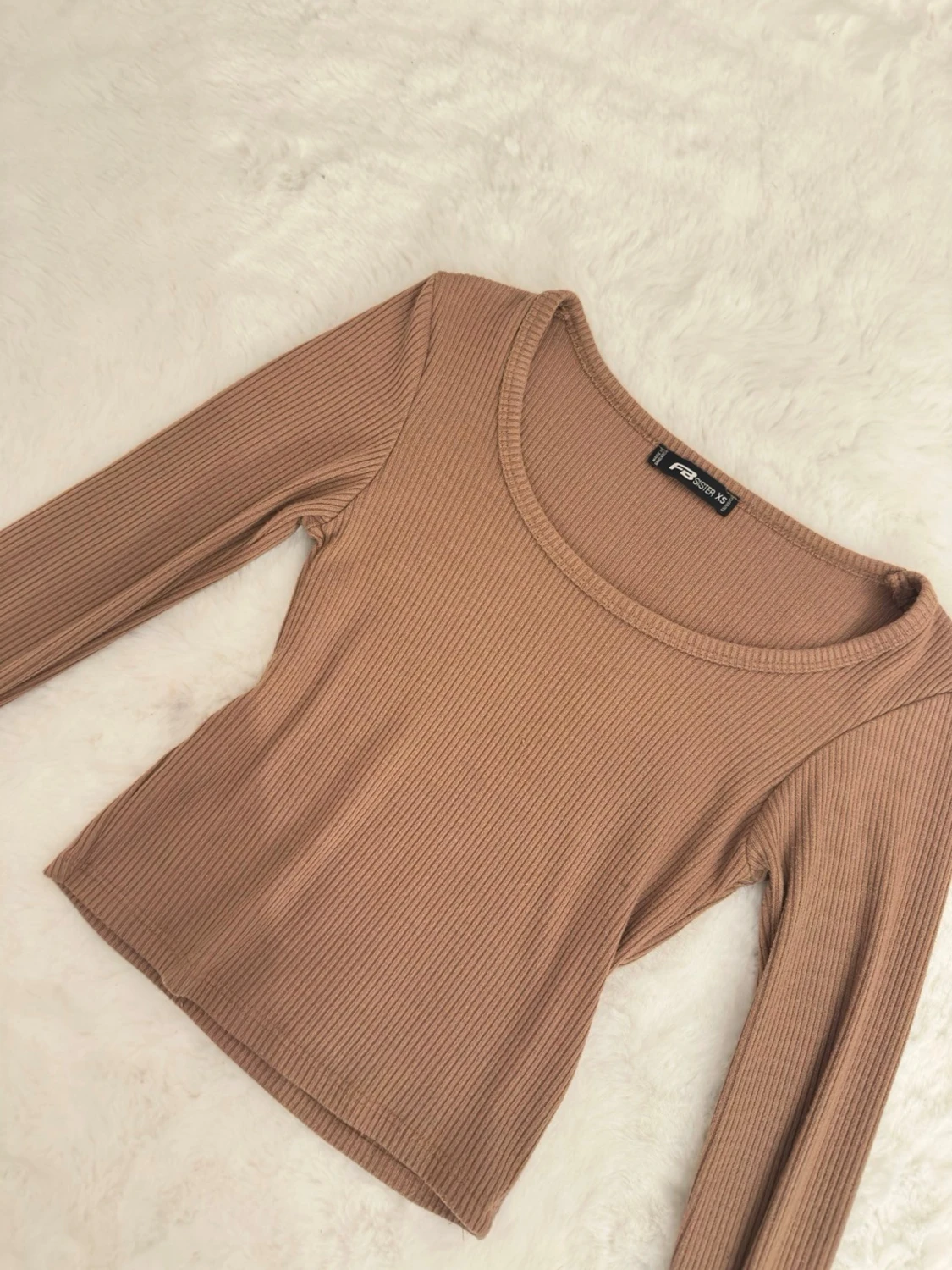 Beige ribbad långärmad topp