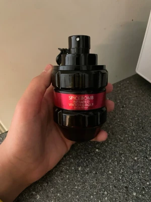 Spicebomb Infrared EdP 90ml - Spicebomb Infrared från Viktor & Rolf Eau de Parfum på 90 ml. Parfymen är helt full!