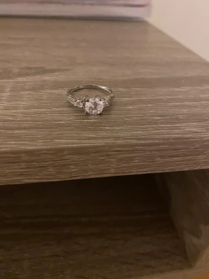 Silvrig ring  - En del märken på men tvättas med smyckes-servett innan frakt,