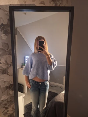 Ljusblå stickad tröja från Gina Tricot - Supermysig ljusblå stickad tröja från Gina Tricot i croppad modell. Tröjan har breda trekvartsärmar och ribbade kanter vid hals och ärmslut. Perfekt för lager-på-lager och chill dagar. Endast annvänd en gång !💕