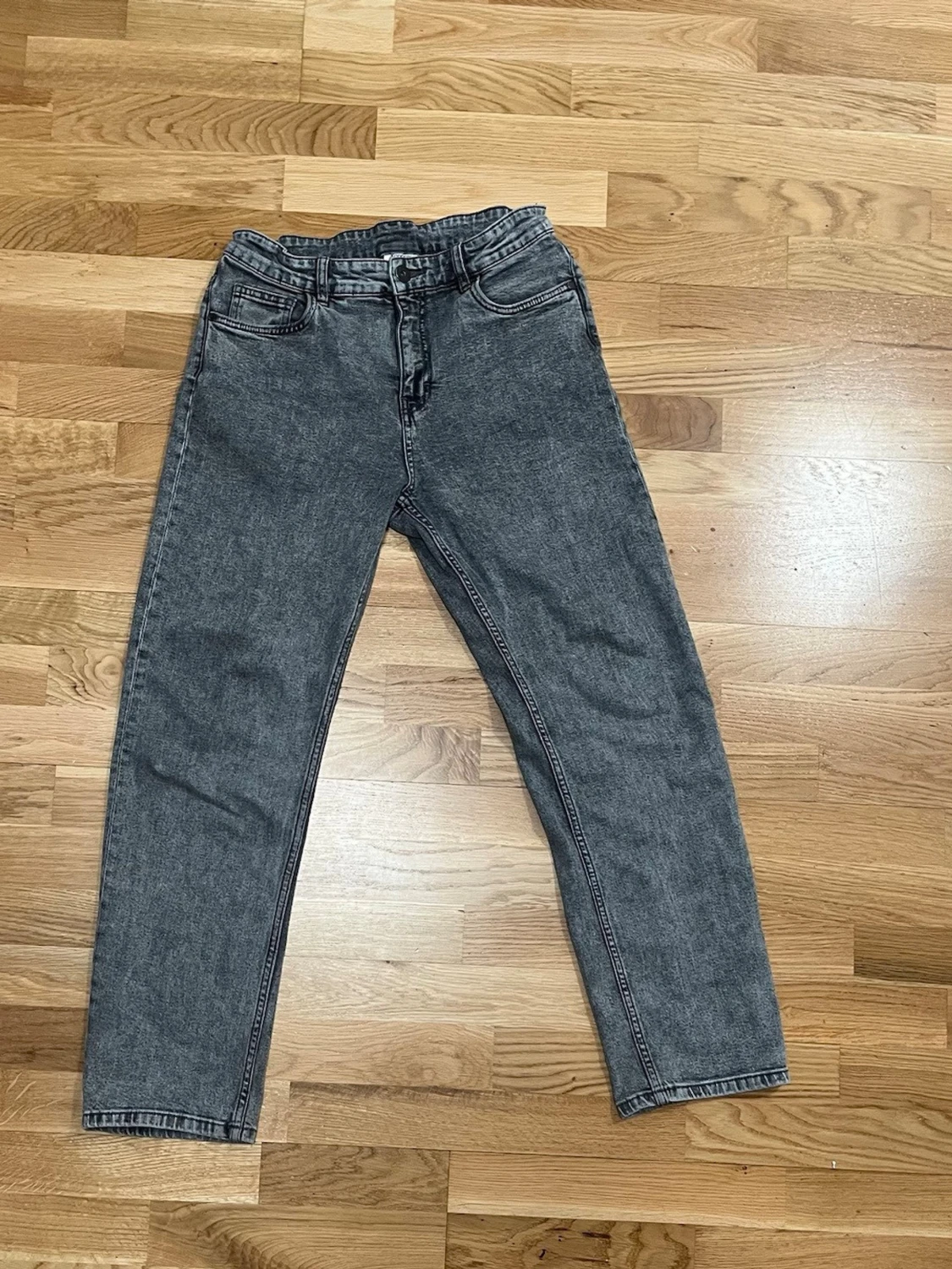 Grå högmidjade straight jeans