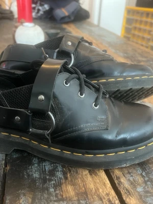 Dr. martens buckle shoe - Unika Dr Martens med snörning, breda remmar med metallringar och detaljer i mesh på sidorna. 