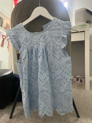 Ljusblå spets tröja💗 - Helt oanvänd spetströja, säljer pga att den inte va min storlek💗ordinarie pris är ca 300kr