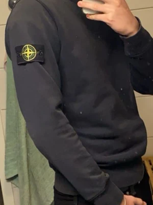 Svart Stone Island sweatshirt - Endast små hål vid handlederna som ej syns vid användning, annars i fint skick🙌