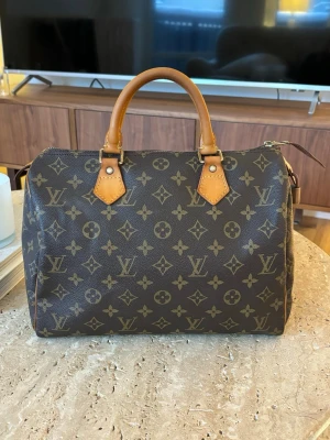 Louis Vuitton Speedy 30 Monogram handväska - Riktigt bra patina på denna väska, all metall går att putsa upp snyggt! Bra skick. Se bilder för skick. Auth i slutet av bilderna. 