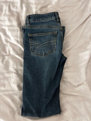 Low waist bootcut jeans - Säljer ett par blåa bootcut jeans från Junkyard då jag knappt använder de längre💗 kan diskutera pris!! De är i väldigt fint skick även ner till!! Storlek xs(32)