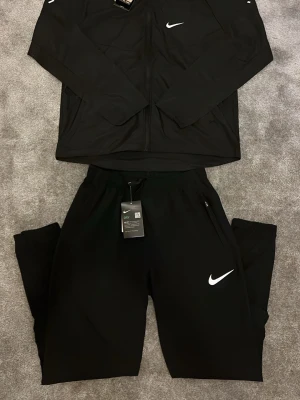 Nike set - Detta är sista priset, det är inte diskuterbart. Storlek S
