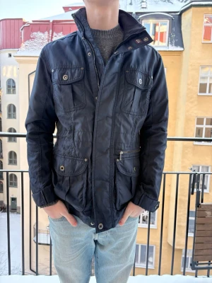 Espirit - Säljer återigen en jacka av det sjukt snygga märket espirit. Grym passform och stilren. Perfekt inför vintern.                                                                     Storlek M passar L.                                    ⭐️Modellen är 187cm⭐️