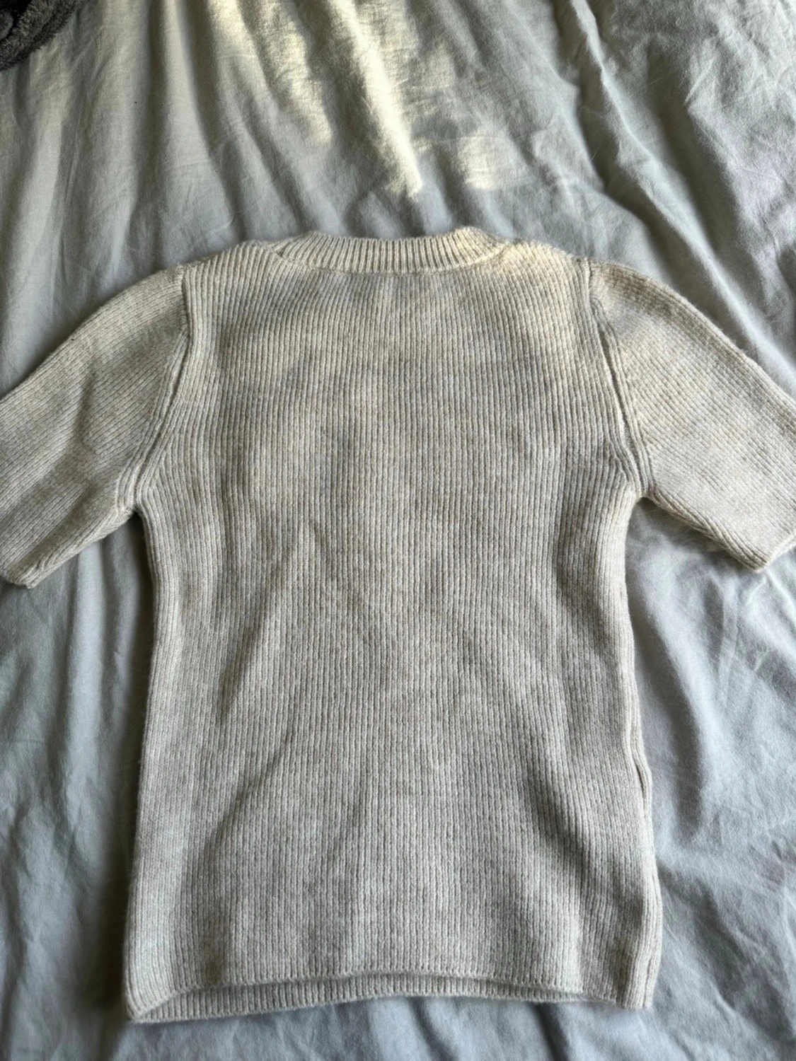 Beige stickad kortärmad tröja från mango  - 1